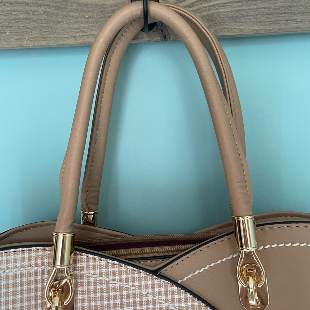 Chic Danbaloy Tan and Cream Satchel Purse  Like New Condition!!! - Picture 5 of 13